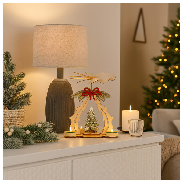 Tischpyramide mit Tannenbaum und Schleife